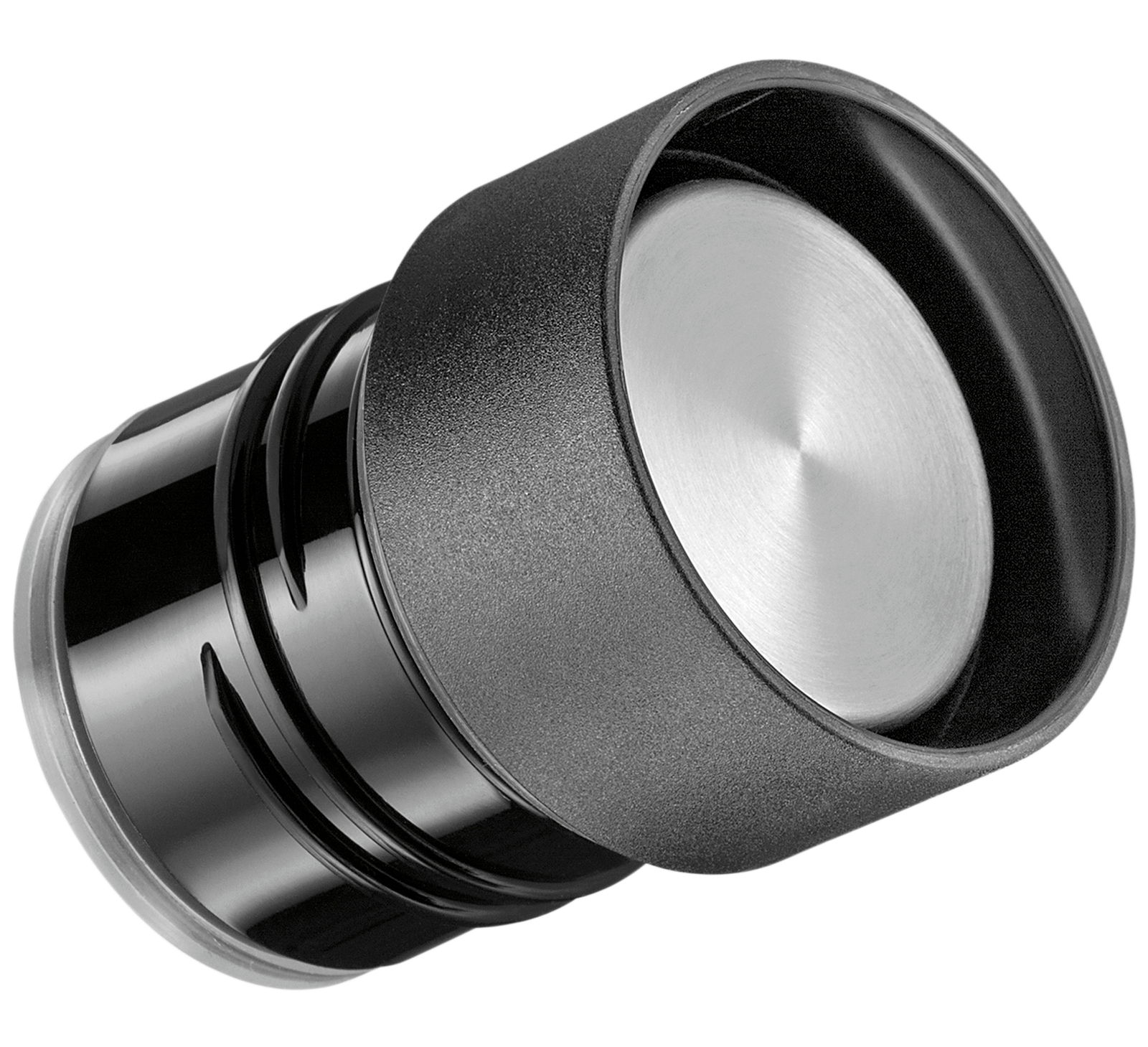 Nahaufnahme eines schwarzen Deckels einer Isoliertrinkflasche mit Edelstahl-Innenseite, seitliche Perspektive