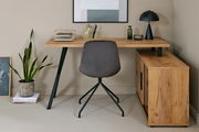 Eck-Schreibtisch-Kombination aus Holz mit schwarzem Metallgestell, grauer Stuhl mit schwarzem Gestell, dekoriert mit Lampe, Pflanzen und Büroaccessoires, Perspektive von vorne.
