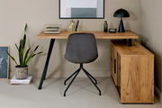 Eck-Schreibtisch-Kombination aus Holz mit schwarzem Metallgestell, grauer Stuhl mit schwarzem Gestell, dekoriert mit Lampe, Pflanzen und Büroaccessoires, Perspektive von vorne.