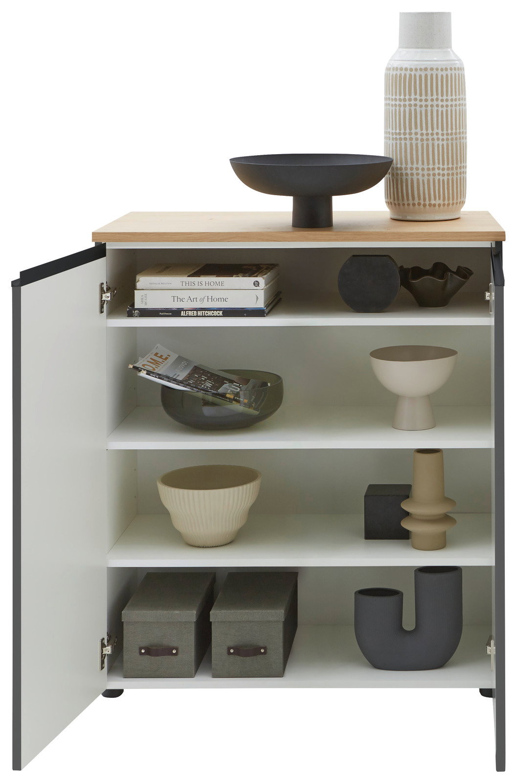 Kommode mit geöffneter Tür, zeigt dekorative Objekte und Bücher auf den Regalböden, aus frontaler Perspektive.
