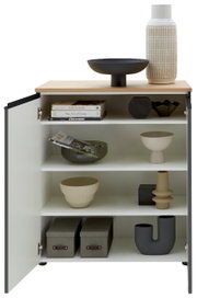 Commode met geopende deur, met decoratieve voorwerpen en boeken op de planken, gezien van voren.