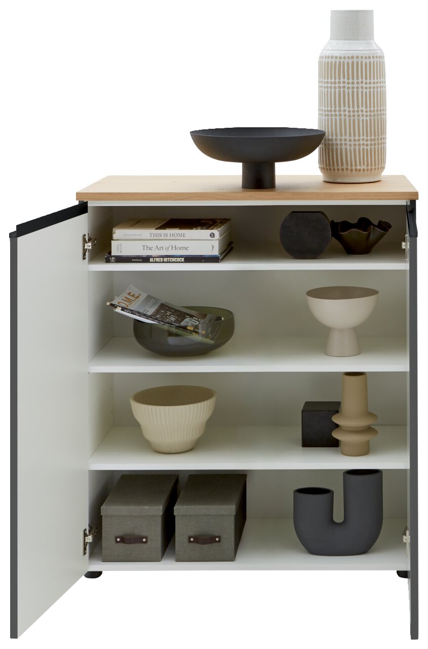 Commode met geopende deur, met decoratieve voorwerpen en boeken op de planken, gezien van voren.