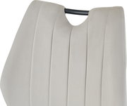 Gepolsterte Stuhllehne in Hellgrau mit vertikalen Steppnähten und schwarzer Querstrebe, Frontansicht leicht von oben