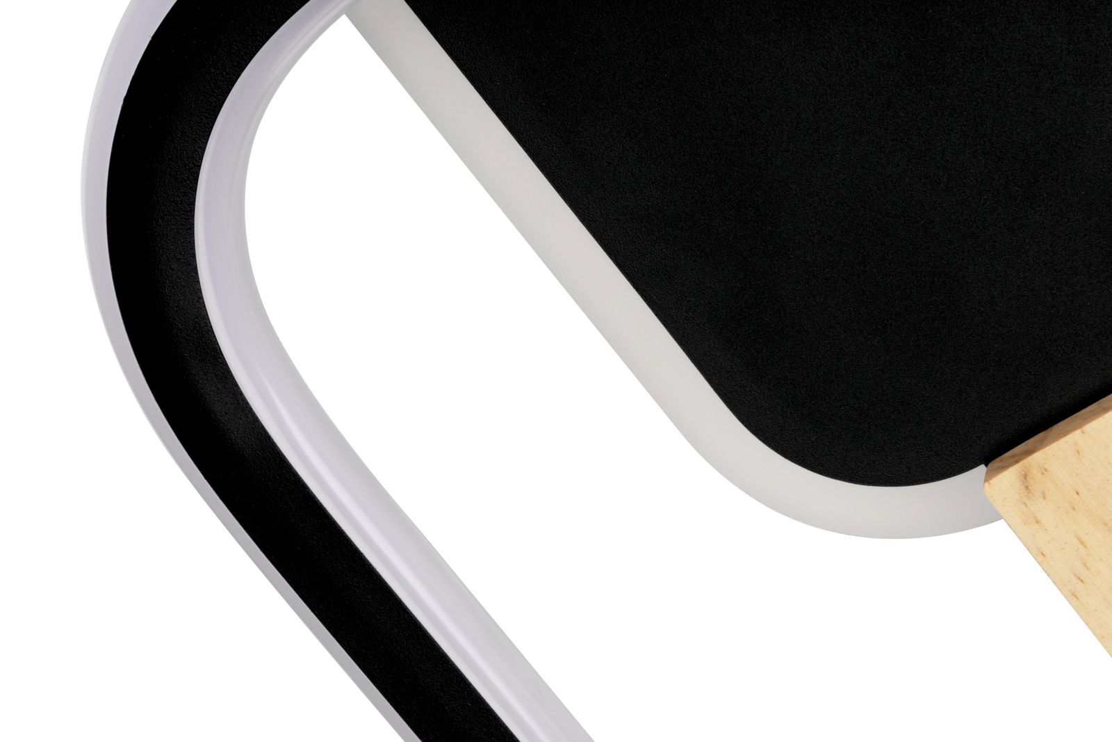 Nahaufnahme einer modernen LED-Deckenleuchte mit schwarzem und weißem Design, seitliche Perspektive