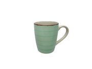 Grüne Tasse mit Henkel, seitliche Perspektive