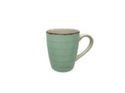Grüne Tasse mit Henkel, seitliche Perspektive