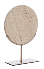 Rundes Ornament aus Naturstein auf einem Metallständer, seitliche Perspektive