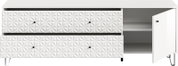 Weiße Kommode/Sideboard mit 3D-geprägten Fronten, zwei Schubladen und geöffneter rechter Tür, schwarze Knöpfe und Metallfüße, Frontansicht leicht von rechts