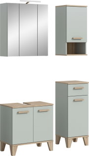 Badezimmermöbel-Set in Salbeigrün mit Holzoptik: Spiegelschrank, Hängeschrank, Waschbeckenunterschrank und Hochschrank mit Griffen und Füßen aus Holz, dargestellt in Front- und leicht schräger Perspektive