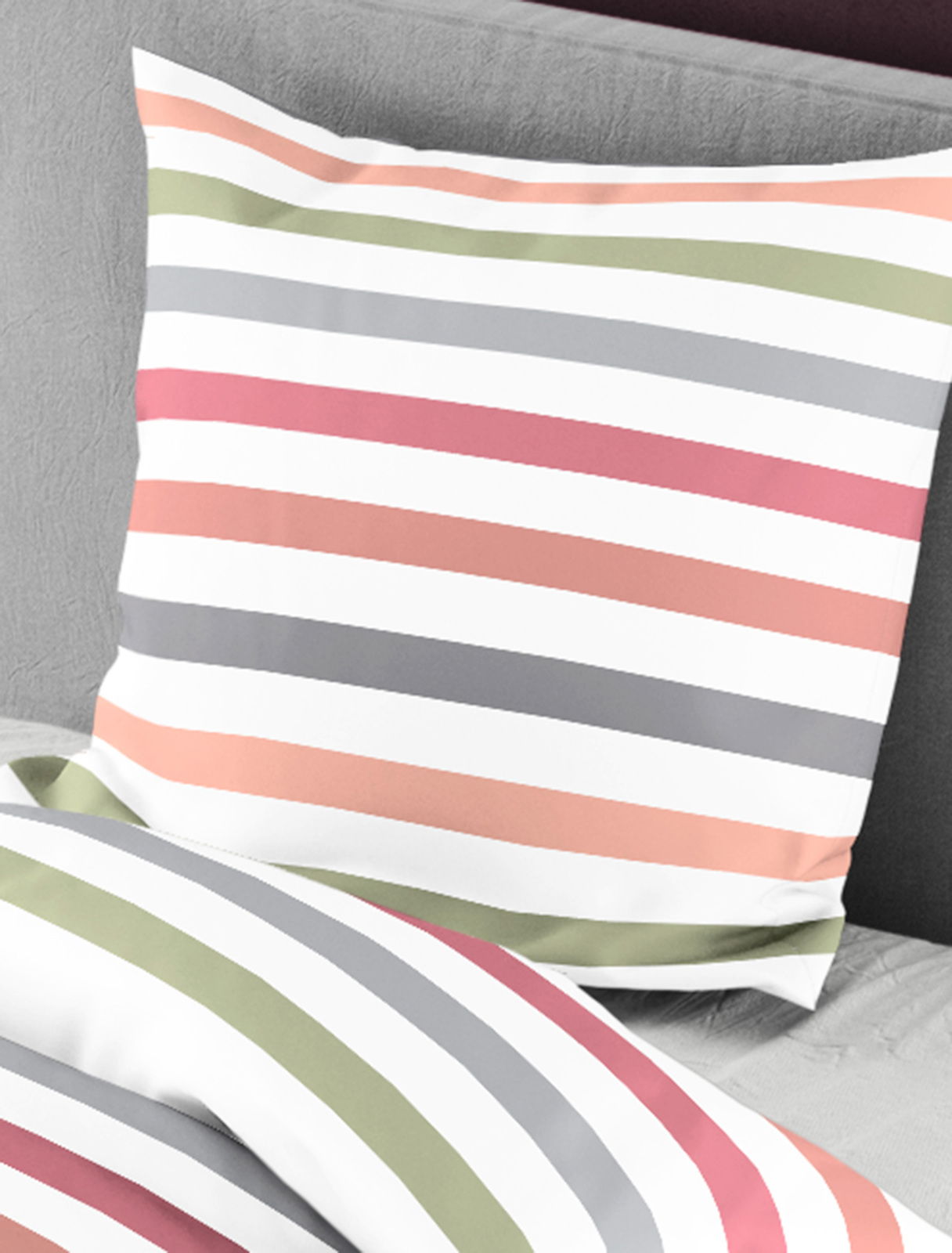 Bettwäsche-Set mit bunten Streifen in Pastellfarben, Ansicht von schräg oben