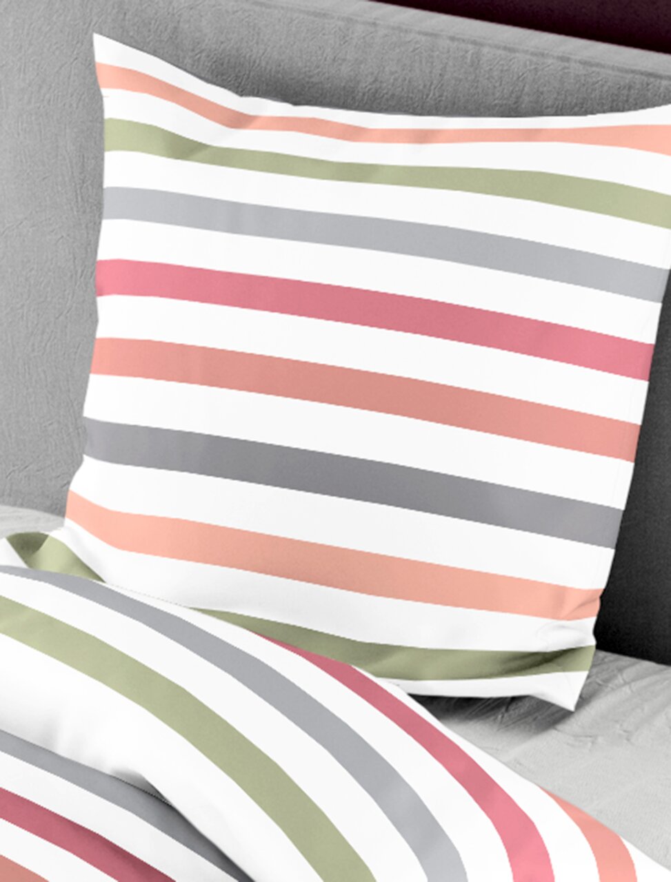 Bettwäsche-Set mit bunten Streifen in Pastellfarben, Ansicht von schräg oben
