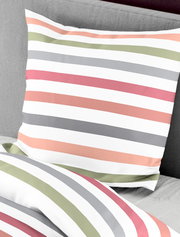 Bettwäsche-Set mit bunten Streifen in Pastellfarben, Ansicht von schräg oben