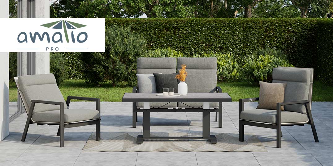 Gemütliche Sitzecke im Garten mit grauem Sofa, zwei Sesseln und einem Tisch.