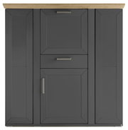 Frontansicht eines modernen Highboards mit dunklen Türen und Schubladen, sowie einer hellen Holzplatte.