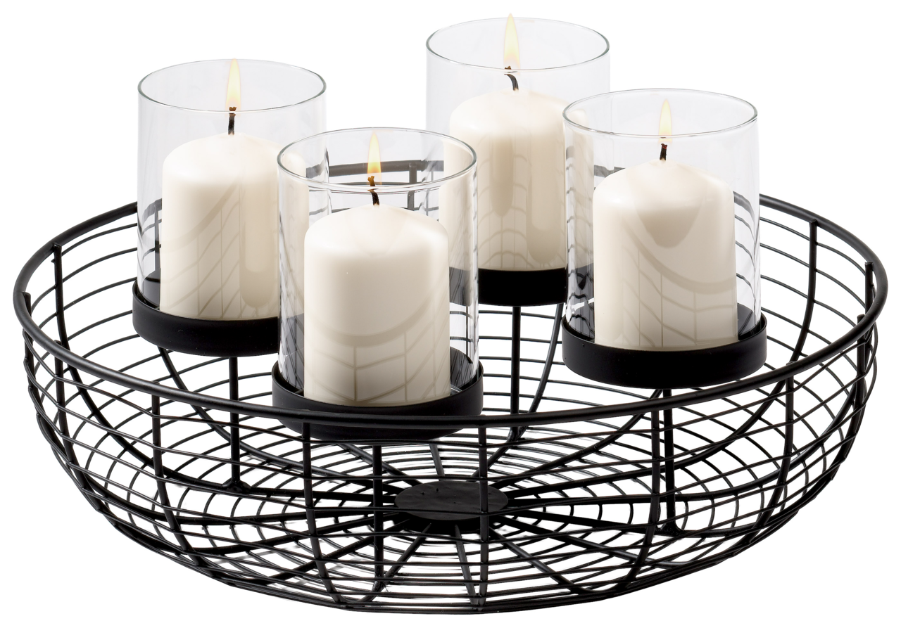 Dekorativer runder Kranz mit vier weißen Kerzen in Glaszylindern auf einem schwarzen Metallgitter, seitliche Perspektive.