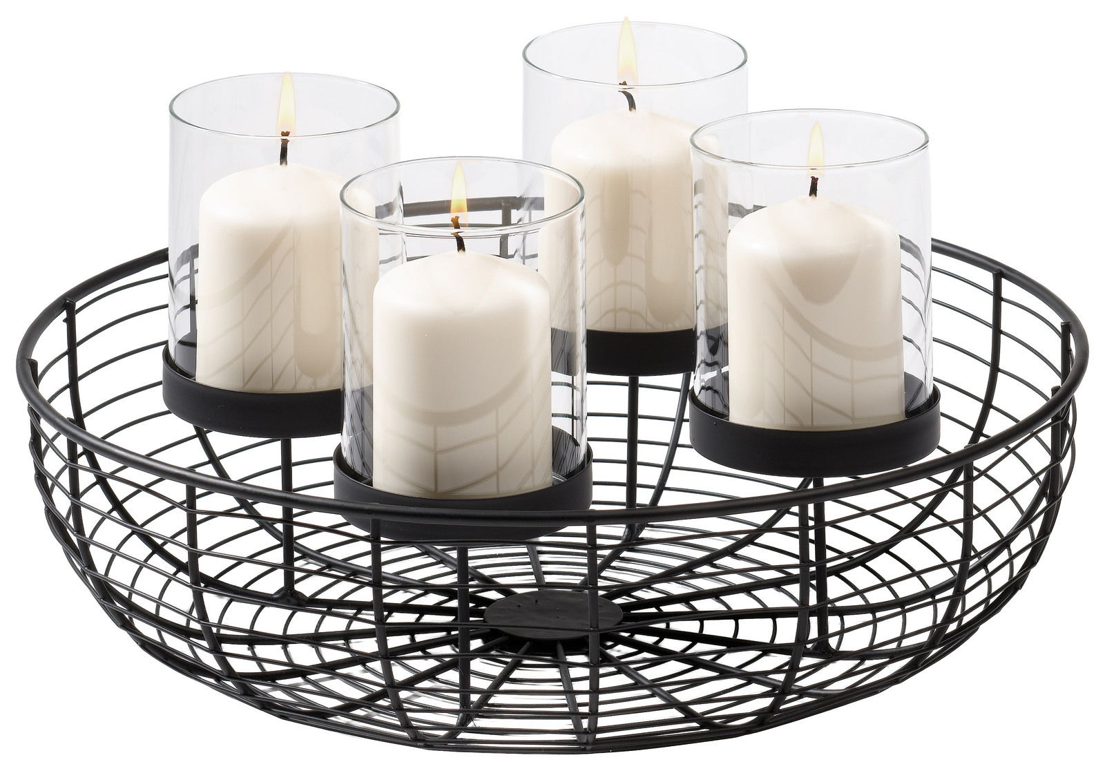 Dekorativer runder Kranz mit vier weißen Kerzen in Glaszylindern auf einem schwarzen Metallgitter, seitliche Perspektive.