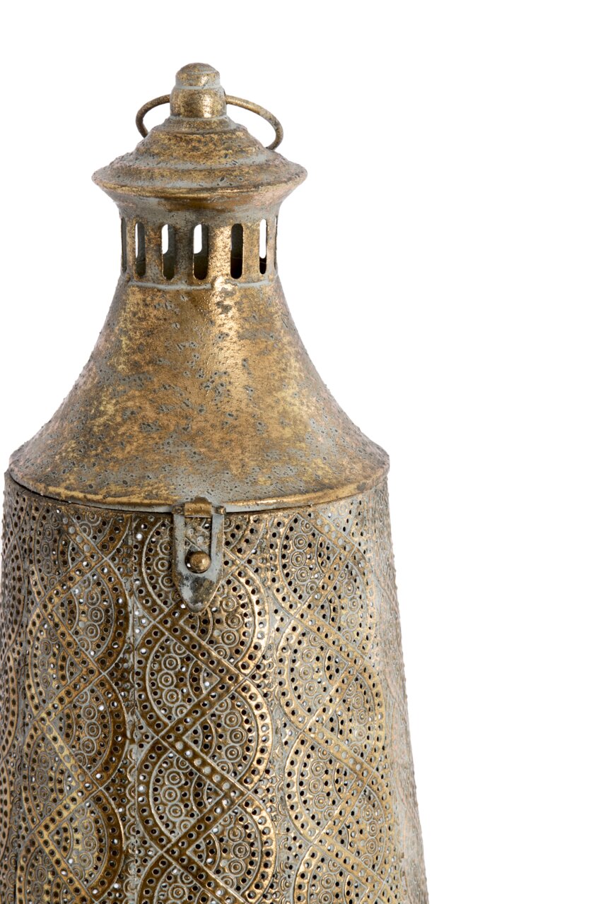 Detailfoto van een kunstig versierde metalen windlicht met een oosters patroon en een gouden patina.