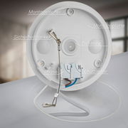 Rückansicht einer LED-Deckenleuchte mit Bewegungssensor, zeigt Montageplatte, Sicherheitsanker, Dichtungsring, Phasen- und Schutzleiteranschlüsse.