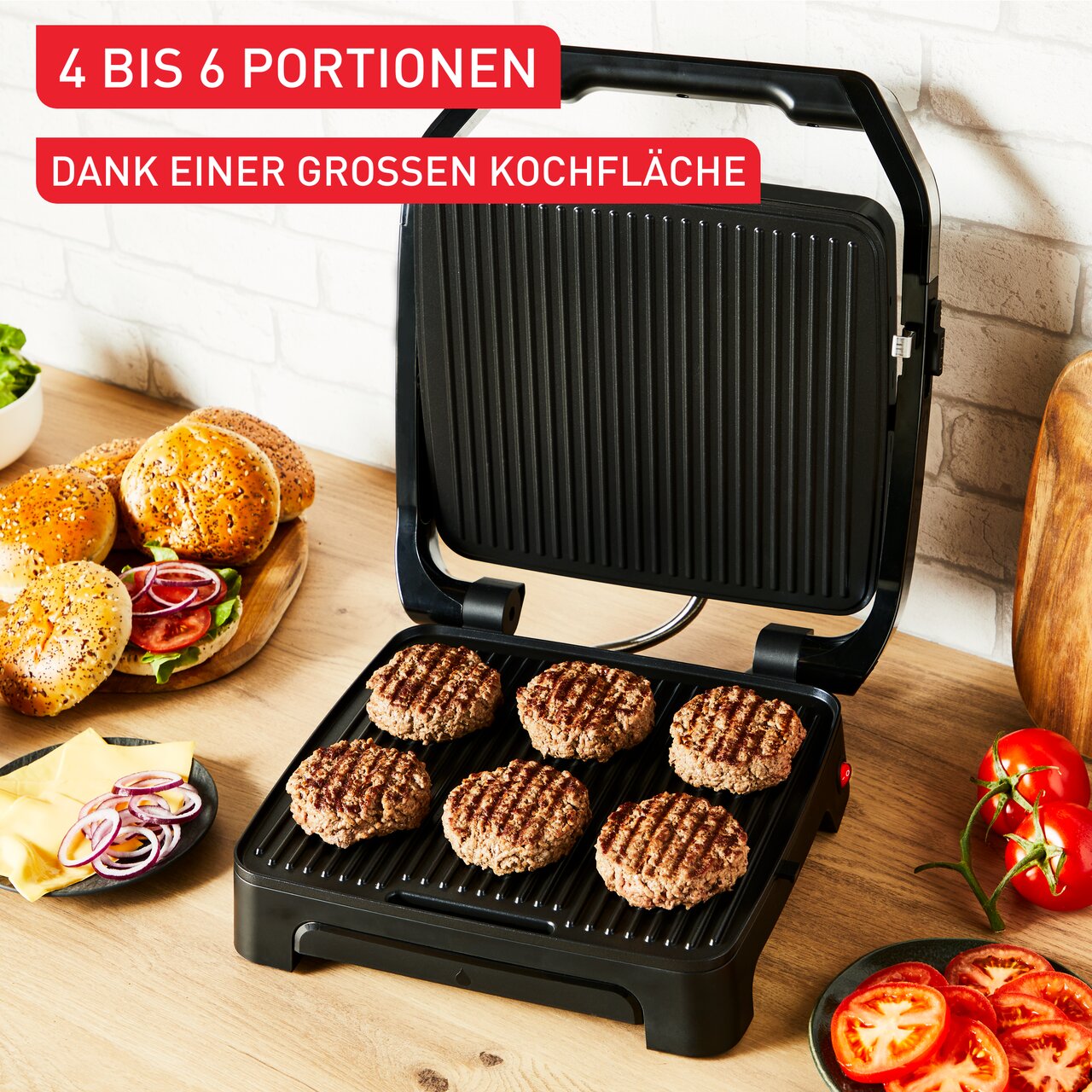 Kontaktgrill Classic GC271D mit geöffneter Grillfläche, auf der sechs Burger-Patties gegrillt werden. Perspektive von oben, umgeben von Zutaten wie Brötchen, Käse und Tomaten.