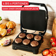 Kontaktgrill Classic GC271D mit geöffneter Grillfläche, auf der sechs Burger-Patties gegrillt werden. Perspektive von oben, umgeben von Zutaten wie Brötchen, Käse und Tomaten.