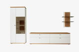 Wandkombination MATADI in moderner Perspektive, bestehend aus einem hohen Schrank mit Glastür, einem niedrigen Sideboard und einem Wandregal mit Glasböden, alle mit weißen Fronten und Holzakzenten.