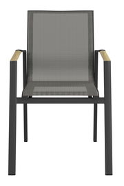 Vorderansicht eines modernen Stapelstuhls mit schwarzem Metallrahmen und Armlehnen aus Holz.