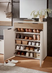 Moderner Schuhschrank mit offenen Türen, gefüllt mit verschiedenen Schuhen, aus einer frontalen Perspektive fotografiert. Auf der Oberseite des Schranks befinden sich Dekorationsgegenstände und Bücher.