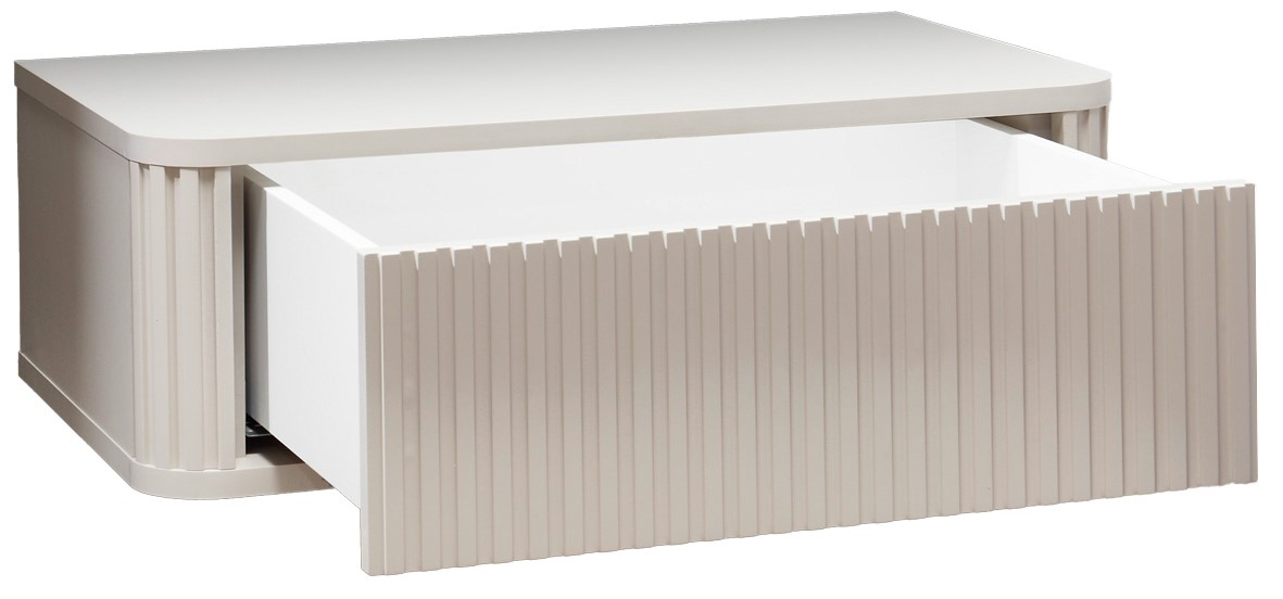 Weißer Nachttisch/Beistelltisch mit geriffelter Front und einer weit geöffneten Schublade, Ansicht schräg von vorne oben.