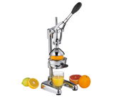 Profi-Saftpresse Amalfi aus Edelstahl mit Hebelmechanismus, seitliche Ansicht, umgeben von frischen Zitrusfrüchten und einem Glas frisch gepresstem Saft.