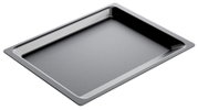 Schwarze Backofenplatte aus Metall, rechteckig, mit leicht erhöhtem Rand, in schräger Perspektive von oben fotografiert.