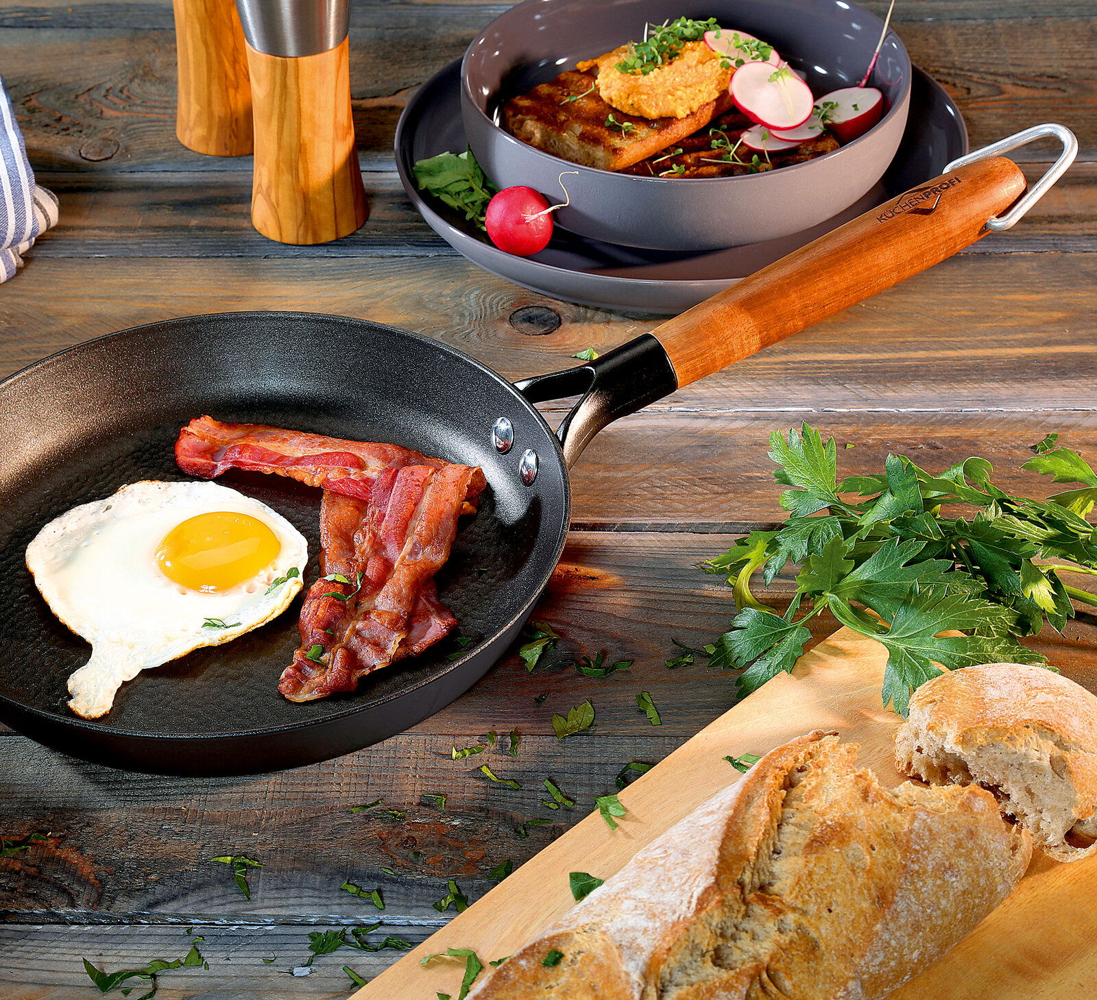 Bratpfanne COUNTRY, 28 cm, mit Holzgriff, von oben fotografiert, mit Spiegelei und Speck.