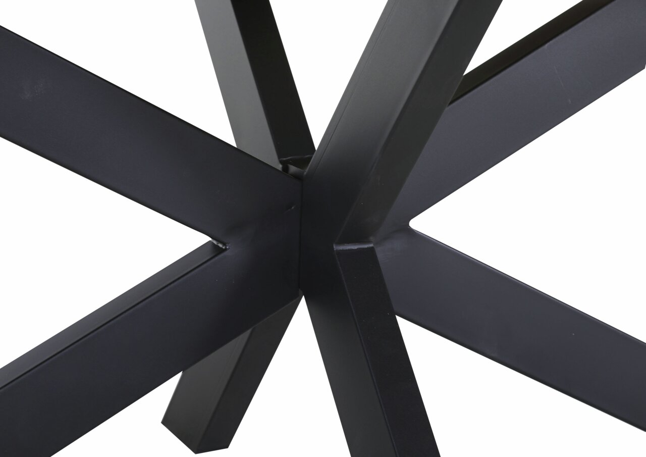 Nahaufnahme der schwarzen Metallbeine eines Esstisches aus der Perspektive von unten.