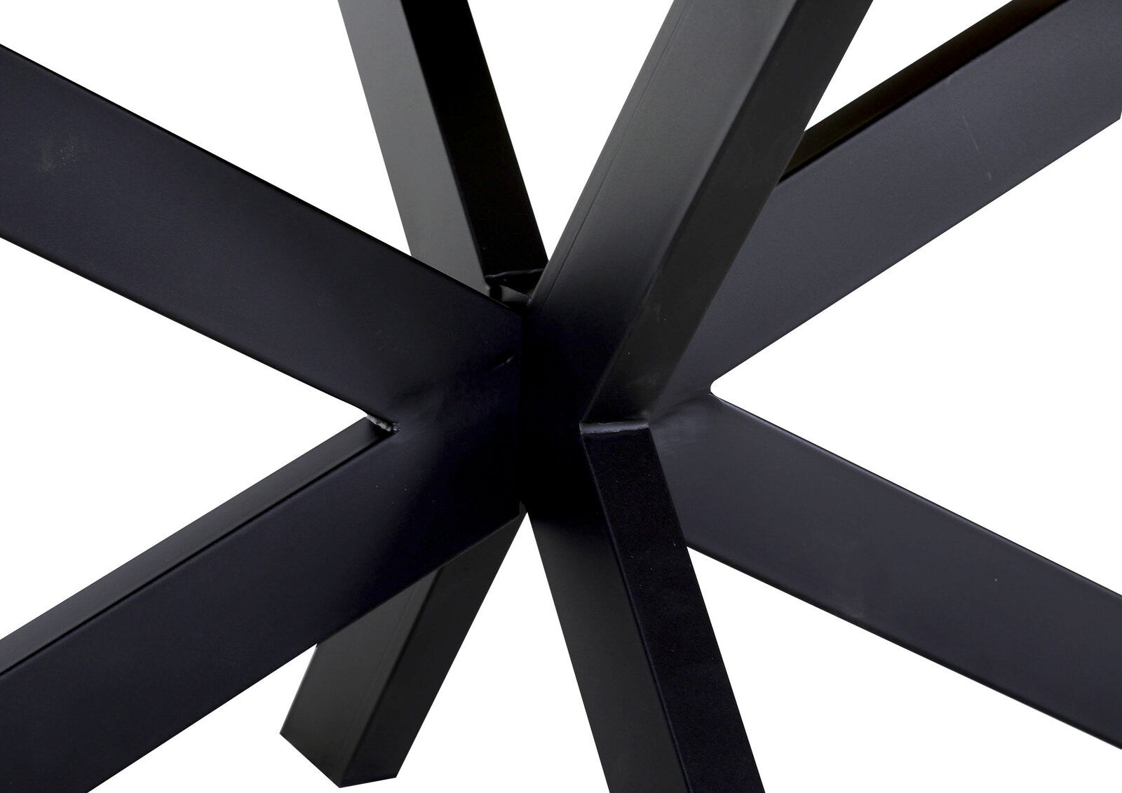 Nahaufnahme der schwarzen Metallbeine eines Esstisches aus der Perspektive von unten.