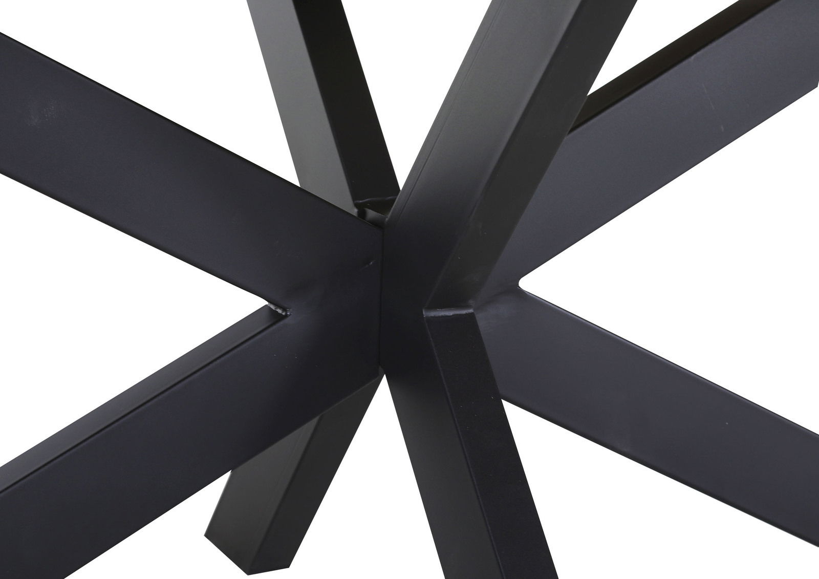 Nahaufnahme der schwarzen Metallbeine eines Esstisches aus der Perspektive von unten.