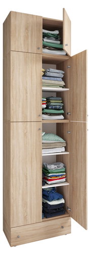 Hoher Kleiderschrank in heller Eichenholz-Optik mit geöffneten Türen und sichtbaren Einlegeböden mit gefalteter Kleidung, Ansicht schräg von vorn.