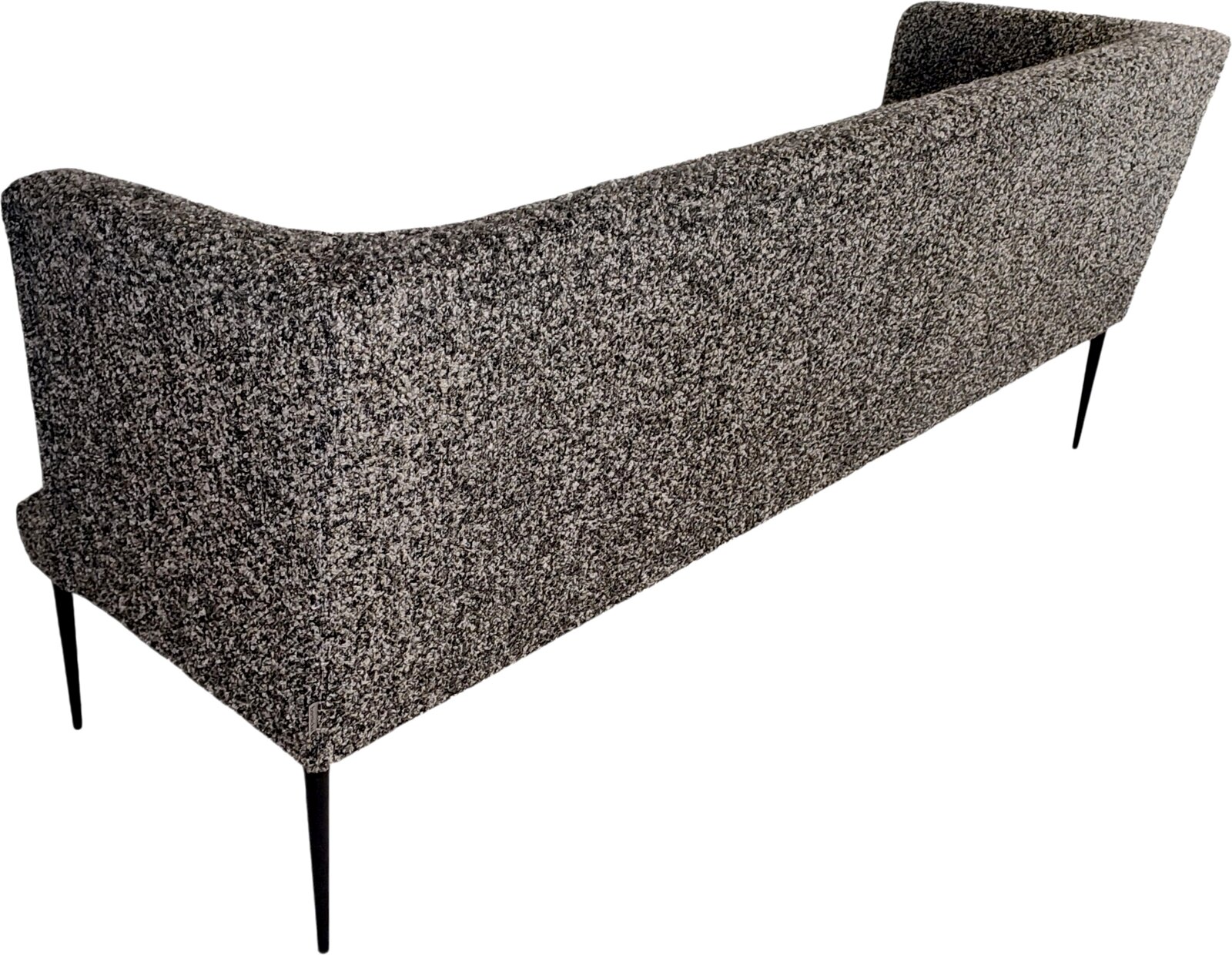 Gepolstertes Sofa mit grauem Bouclé-Bezug und schwarzen, schlanken Metallbeinen, Rückansicht in leichter Schrägperspektive von hinten