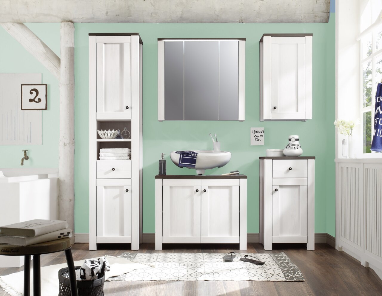 Moderner weißer Hängeschrank in einem stilvollen Badezimmer, frontal betrachtet.