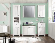 Moderner weißer Hängeschrank in einem stilvollen Badezimmer, frontal betrachtet.