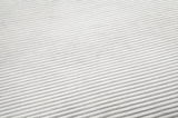 Nahaufnahme eines weißen, gerippten Stoffes in diagonaler Perspektive