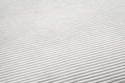 Nahaufnahme eines weißen, gerippten Stoffes in diagonaler Perspektive