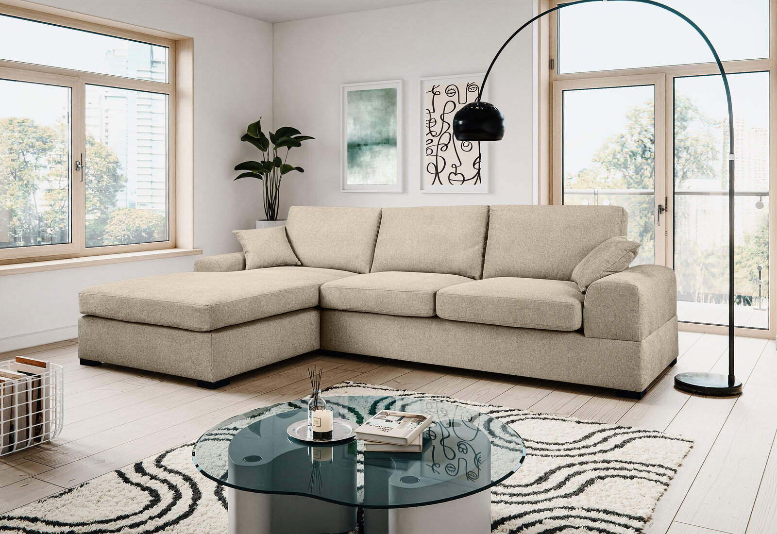 Beiges L-förmiges Ecksofa mit Ottomane links und breiten Armlehnen in modernem Wohnzimmer, fotografiert in frontaler leicht schräger Perspektive.