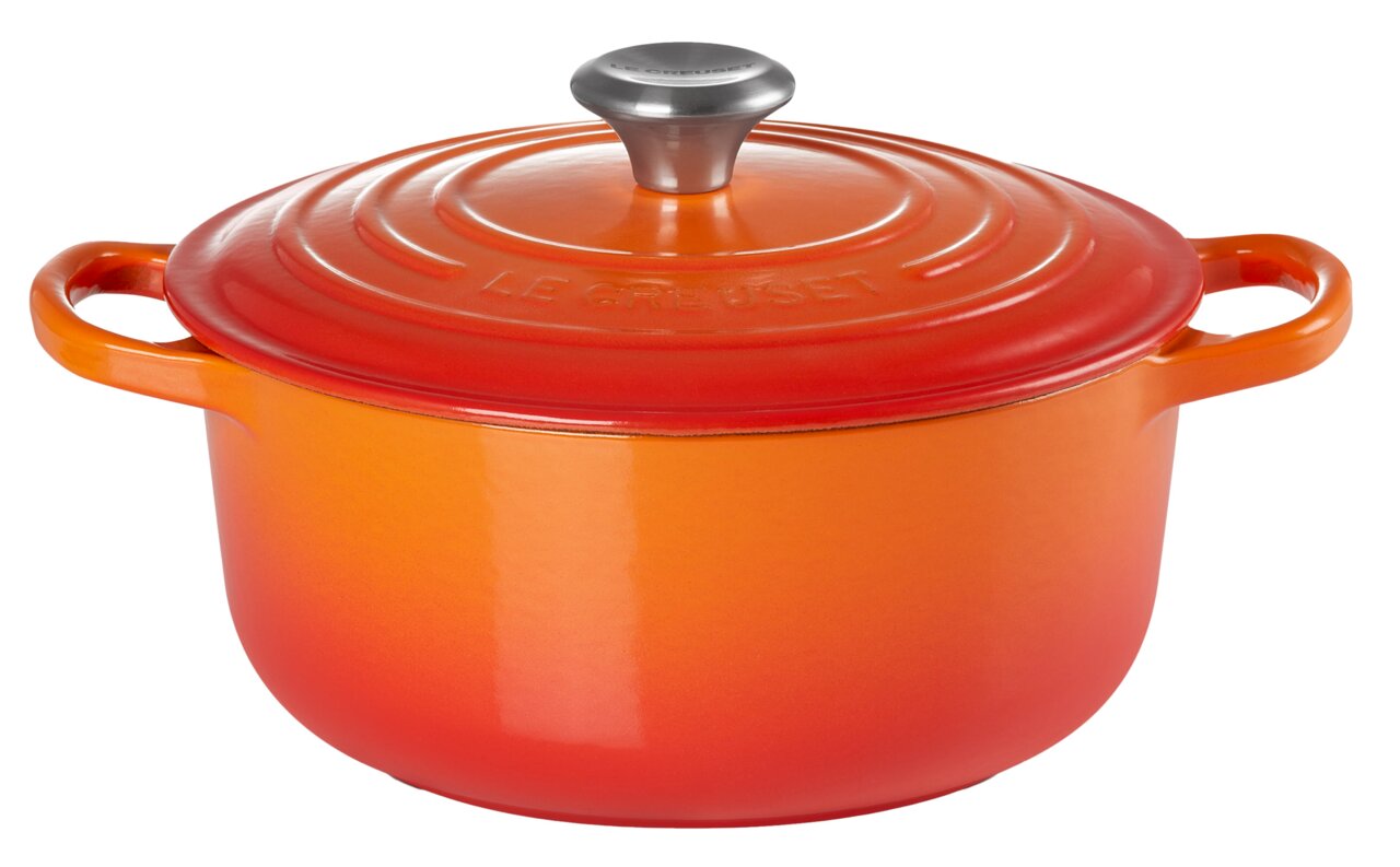 LE CREUSET Bräter Rund 28cm Ofenrot SIGNATURE Runder Bräter 28cm in Ofenrot, seitliche Perspektive mit Deckel und Griffen