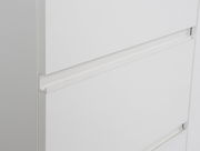 Nahaufnahme eines weißen Schwebetürenschranks mit klaren Linien und minimalistischen Griffen, seitliche Perspektive.