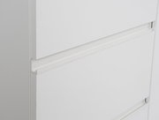 Nahaufnahme eines weißen Schwebetürenschranks mit klaren Linien und minimalistischen Griffen, seitliche Perspektive.