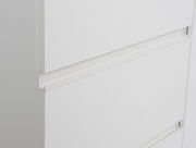 Nahaufnahme eines weißen Schwebetürenschranks mit klaren Linien und minimalistischen Griffen, seitliche Perspektive.
