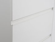 Nahaufnahme eines weißen Schwebetürenschranks mit klaren Linien und minimalistischen Griffen, seitliche Perspektive.