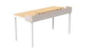Schreibtisch mit heller Holzplatte, weißem Gestell und grauer Filz-Rückwand mit Ablage, gezeigt in schräger Seitenansicht von vorn rechts.