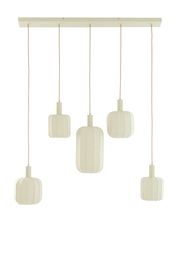 Hängeleuchte mit fünf cremefarbenen Lampenschirmen in verschiedenen Formen, frontal betrachtet.