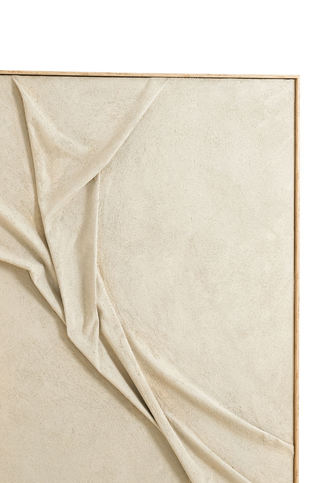 Nahaufnahme eines Wandornaments mit strukturiertem, gefaltetem Stoff in einem Holzrahmen, aus der Vorderansicht betrachtet.