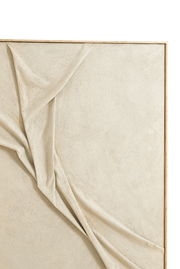 Nahaufnahme eines Wandornaments mit strukturiertem, gefaltetem Stoff in einem Holzrahmen, aus der Vorderansicht betrachtet.